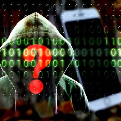 Ein vermummter Hacker mit Fragezeichen vor digitalem Code und einem Smartphone.