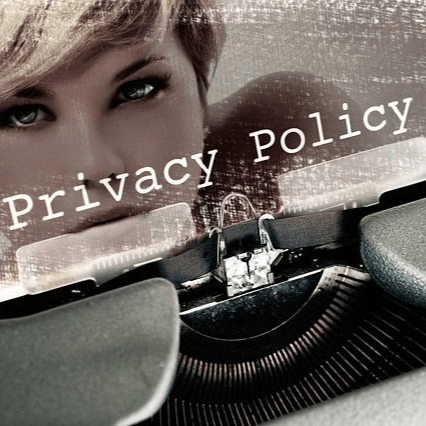 Text "Privacy Policy" über einem verwaschenen Porträt einer Frau und einer Schreibmaschine.